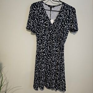 !!!NWT!!! Women's Dark Blue And White Floral Print Dress, Small